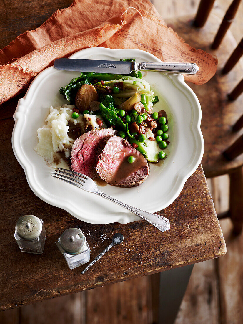 Peppered fillet of beef with French-style peas