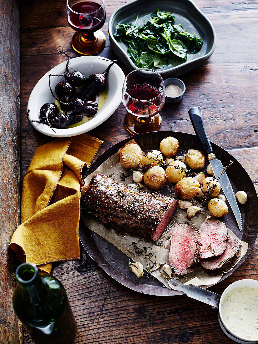 Rinderfilet mit Knoblauch-Sahnesauce, Rote Bete und Spinat