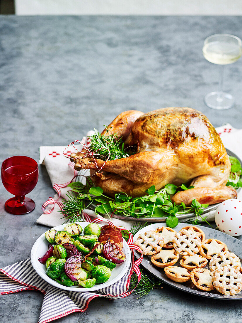 Gebratener Truthahn mit Kräuterbutter, Prosciutto und Birnenfüllung