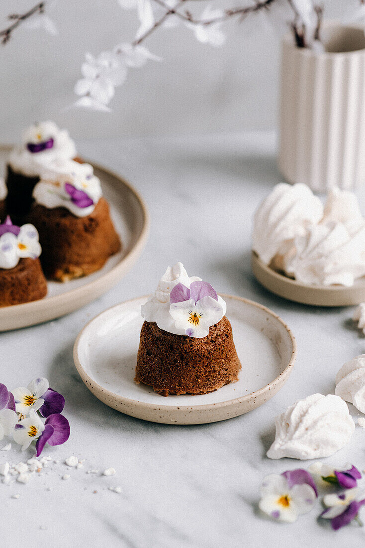 Schokoladen-Cupcakes mit essbaren Stiefmütterchen