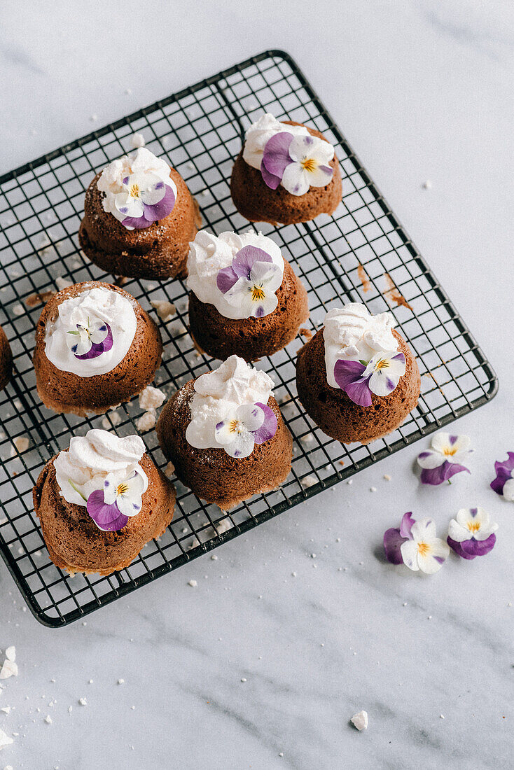 Schokoladen-Cupcakes mit essbaren Stiefmütterchen