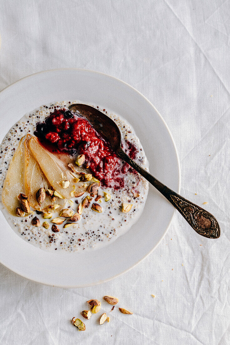 Quinoa mit Milch, Birnen, Marmelade und Pistazien