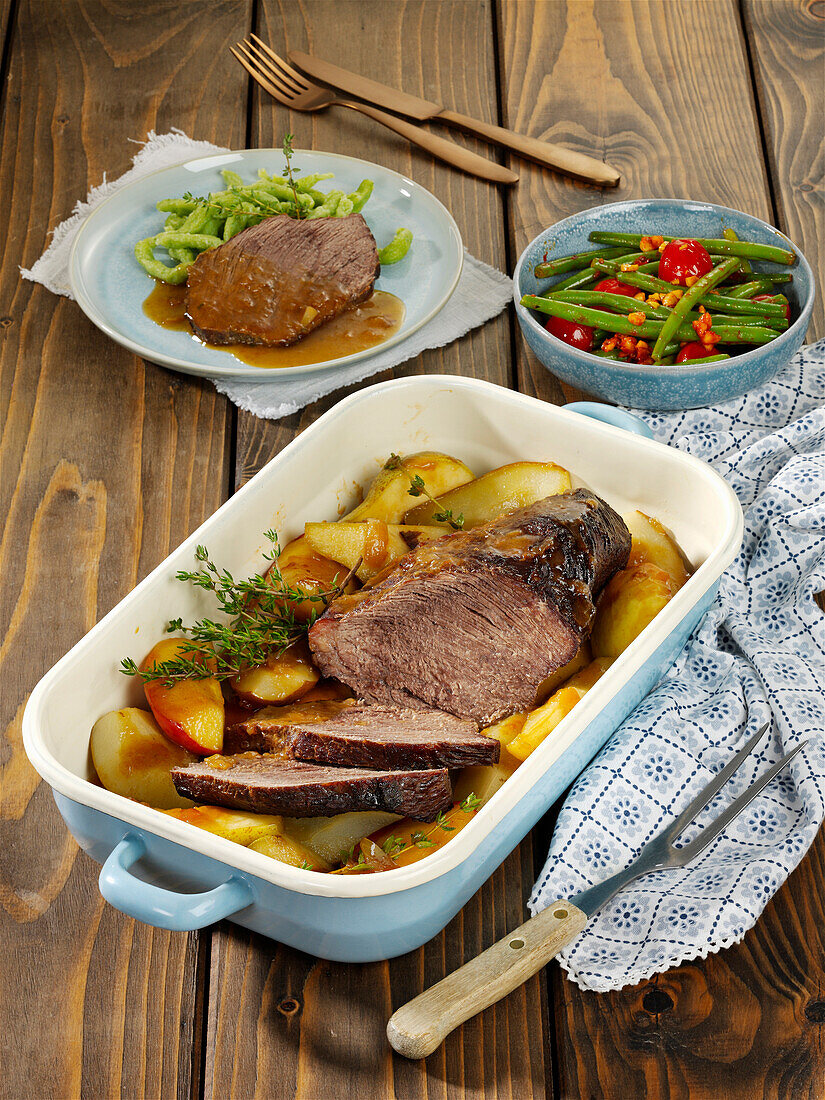 Braised boiled beef with apples and pears