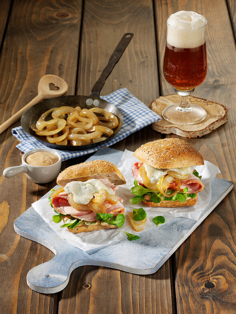 Kasseler-Burger mit Gorgonzola und Malzbier-Zwiebeln