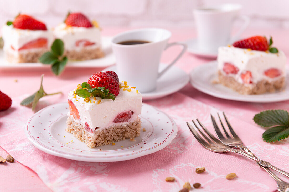 Veganer Biskuitkuchen mit Erdbeeren, Vanillecreme und Pistazien