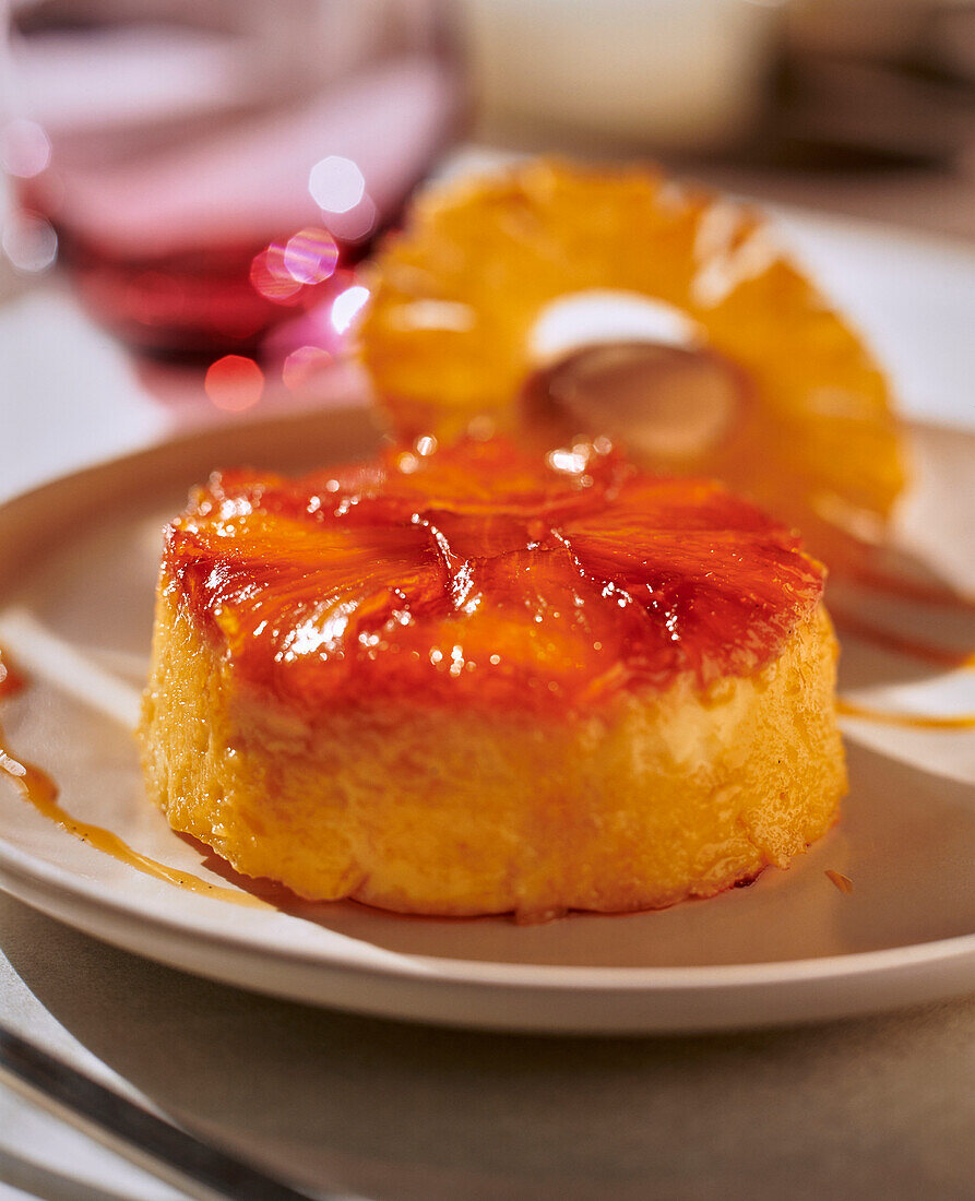 Kleiner Brioche-Pudding mit karamellisierter Ananas