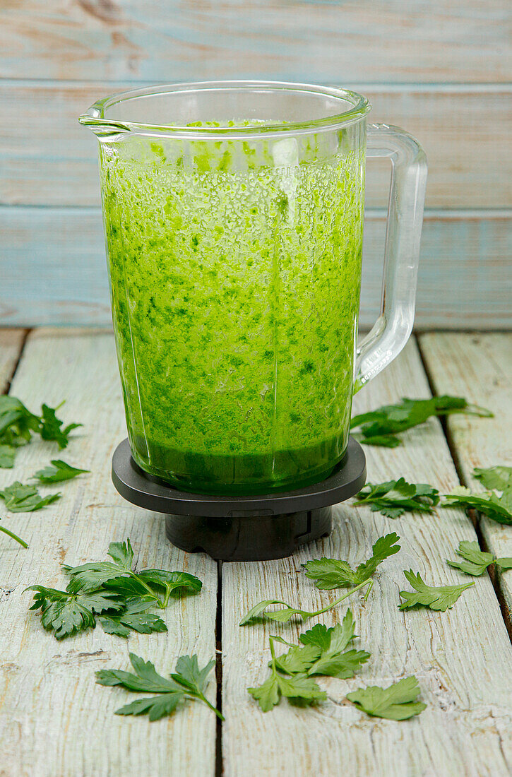 Parsley oil in a blender