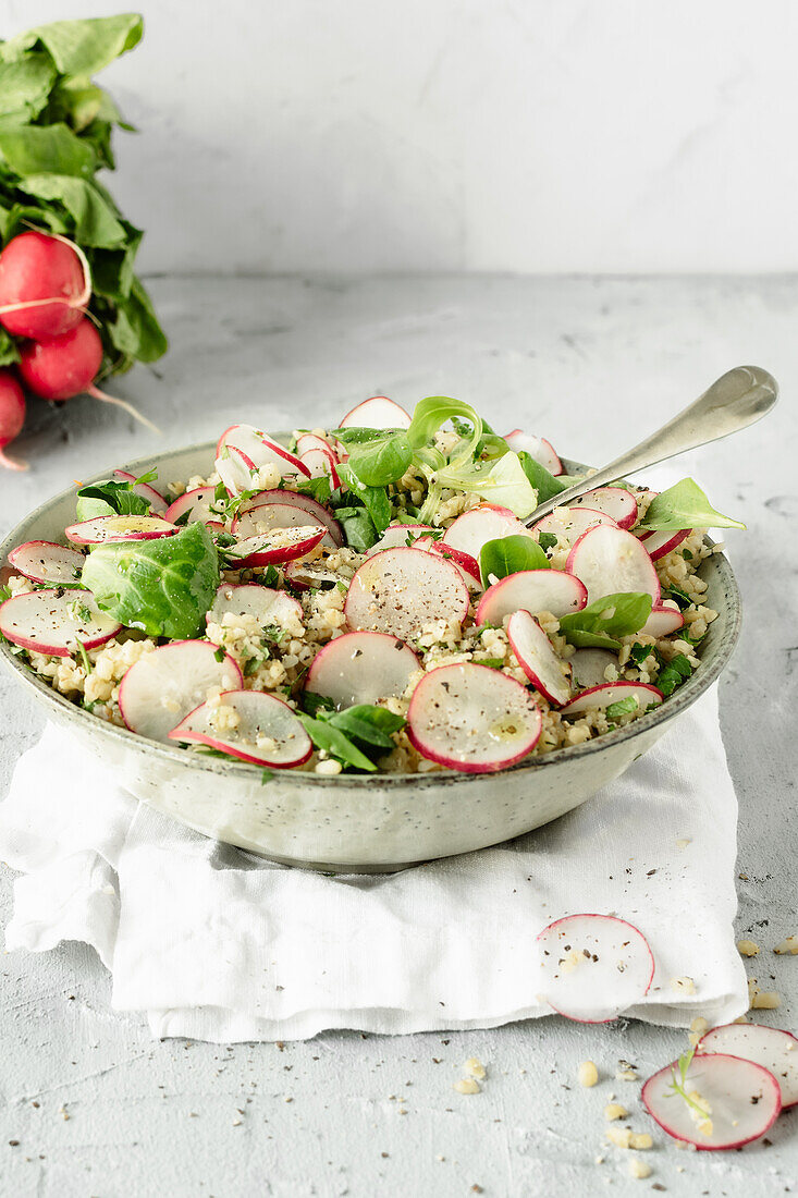 Bulgursalat mit Radieschen und Feldsalat