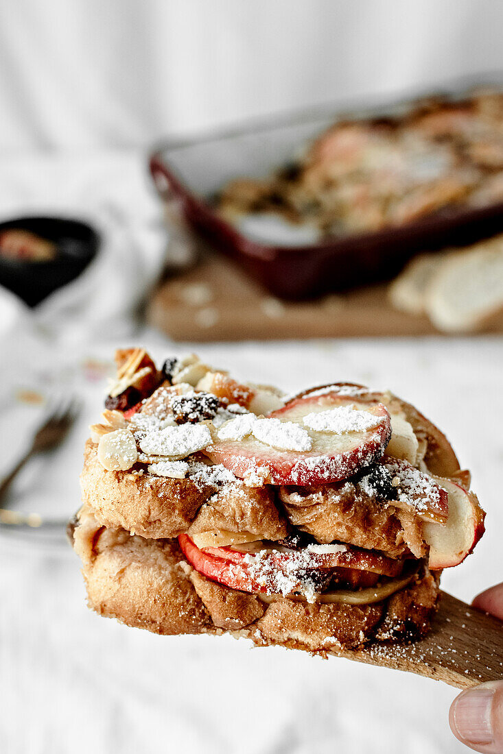 Scheiterhaufen aus Weißbrot, Äpfeln und Mandeln