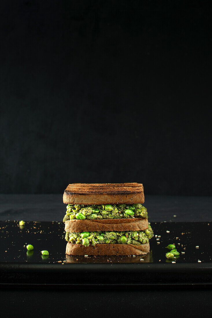 Double sandwich with pea cream
