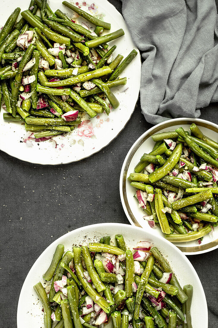 Bean salad with red onions