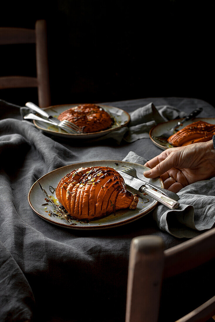 Hasselback-Hokkaido mit Rosmarin und Meersalzflocken