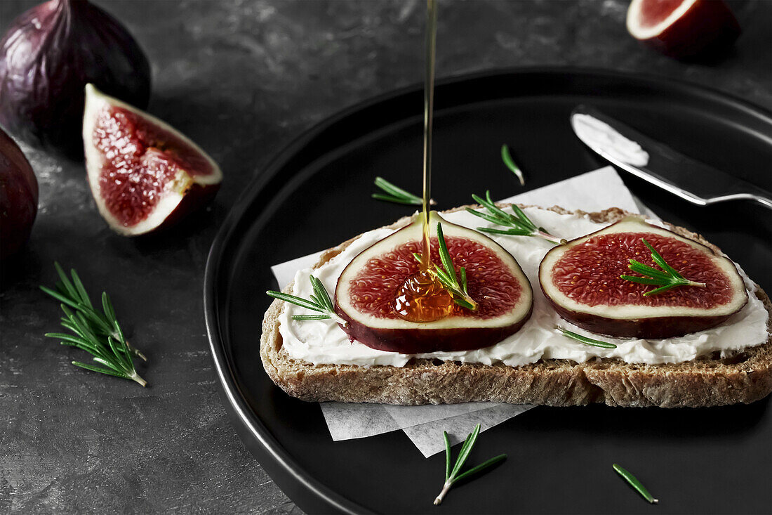 Sourdough bread with Greek yoghurt, figs, rosemary and honey