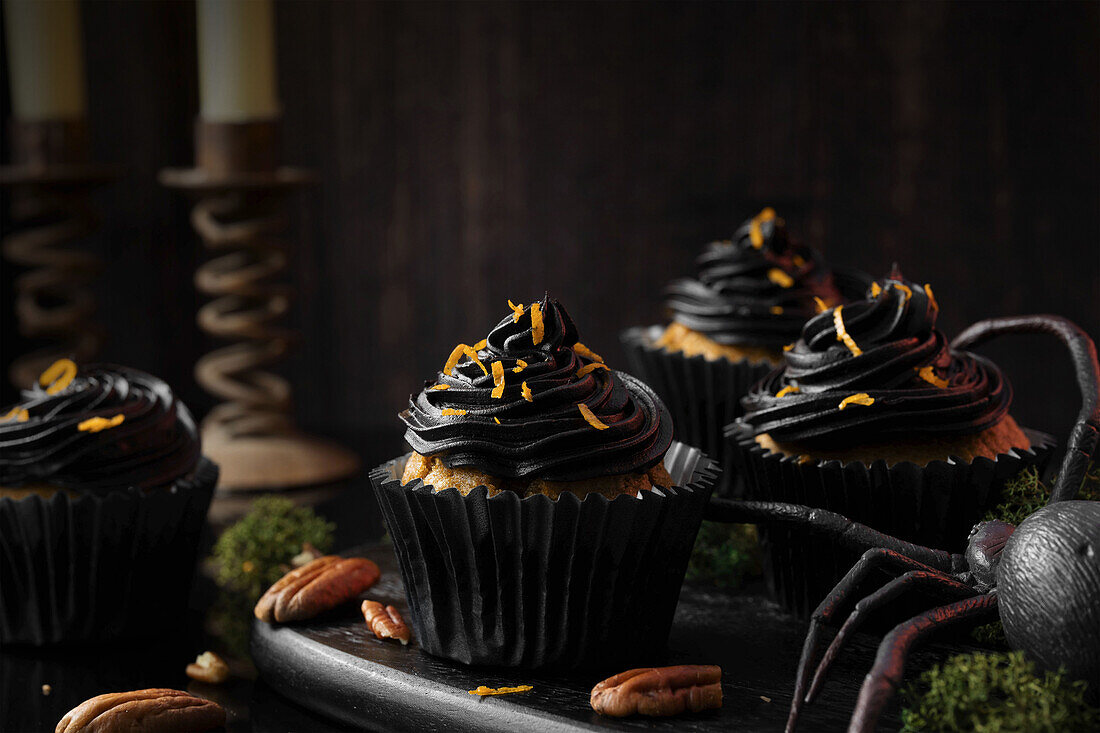 Halloween-Cupcakes mit schwarzer Buttercreme und Orangenzesten