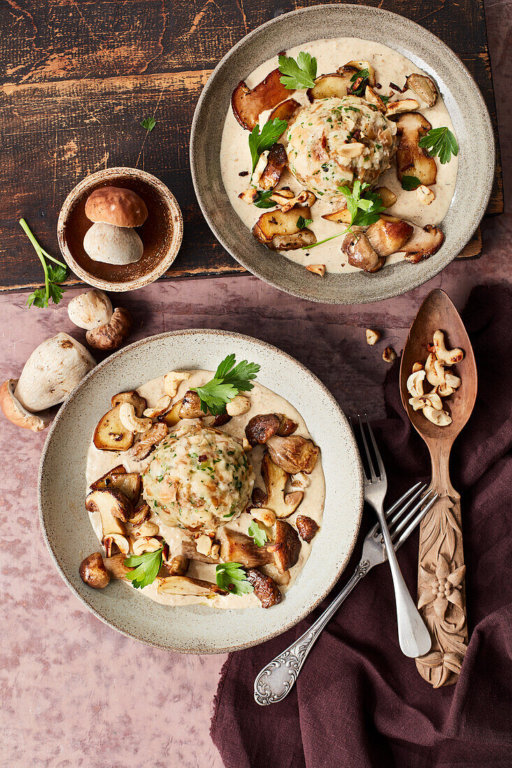 Vegane Semmelknödel mit Steinpilz-Cashewcreme