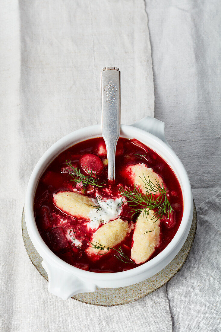 Red vegetable soup with vegan semolina dumplings