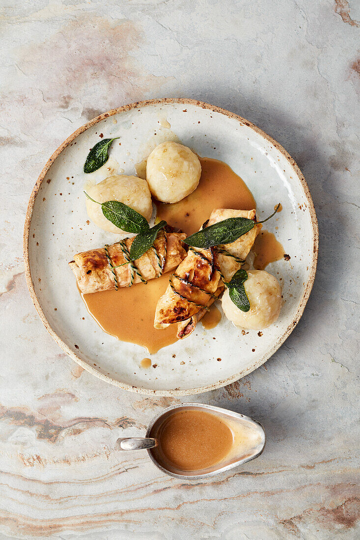 Vegane Sellerierouladen mit Kartoffelknödeln und Biersauce