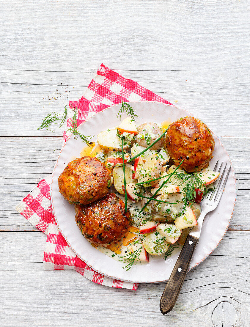 Frikadellen dazu Kartoffelsalat mit Apfel