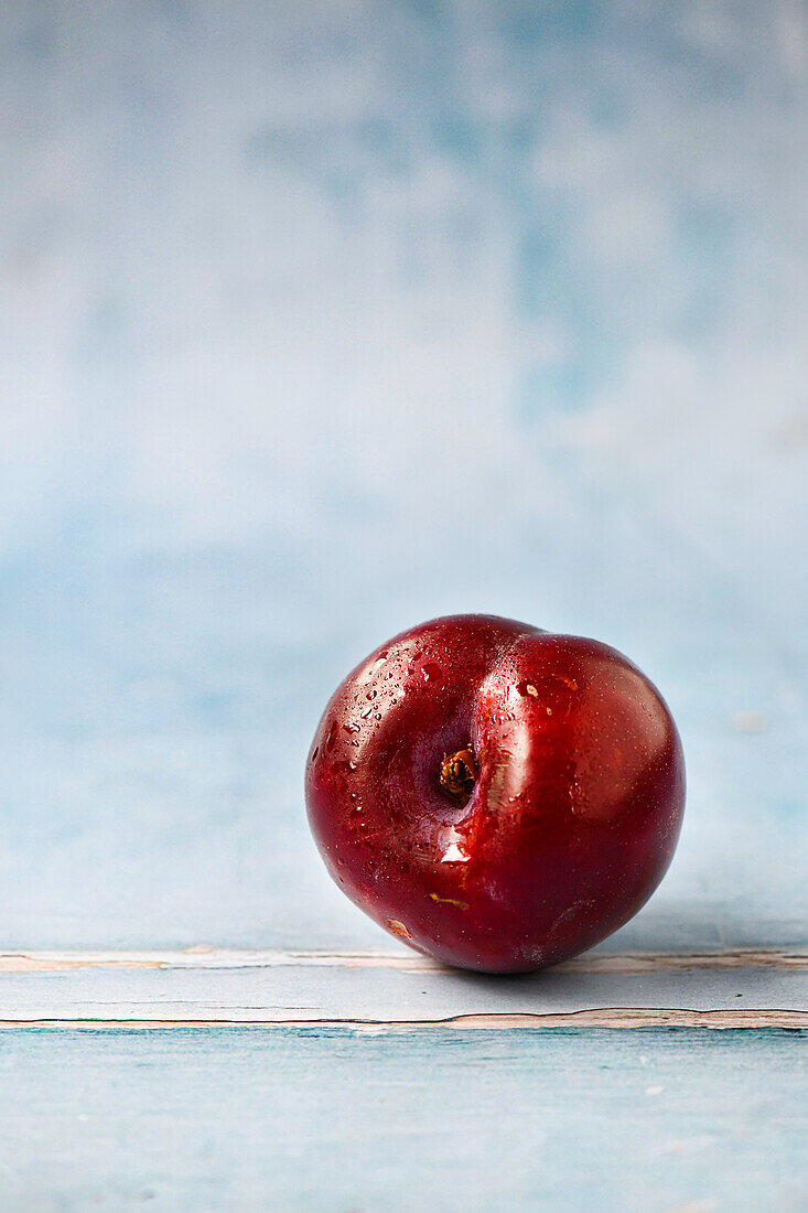 Einzelne rote Pflaume