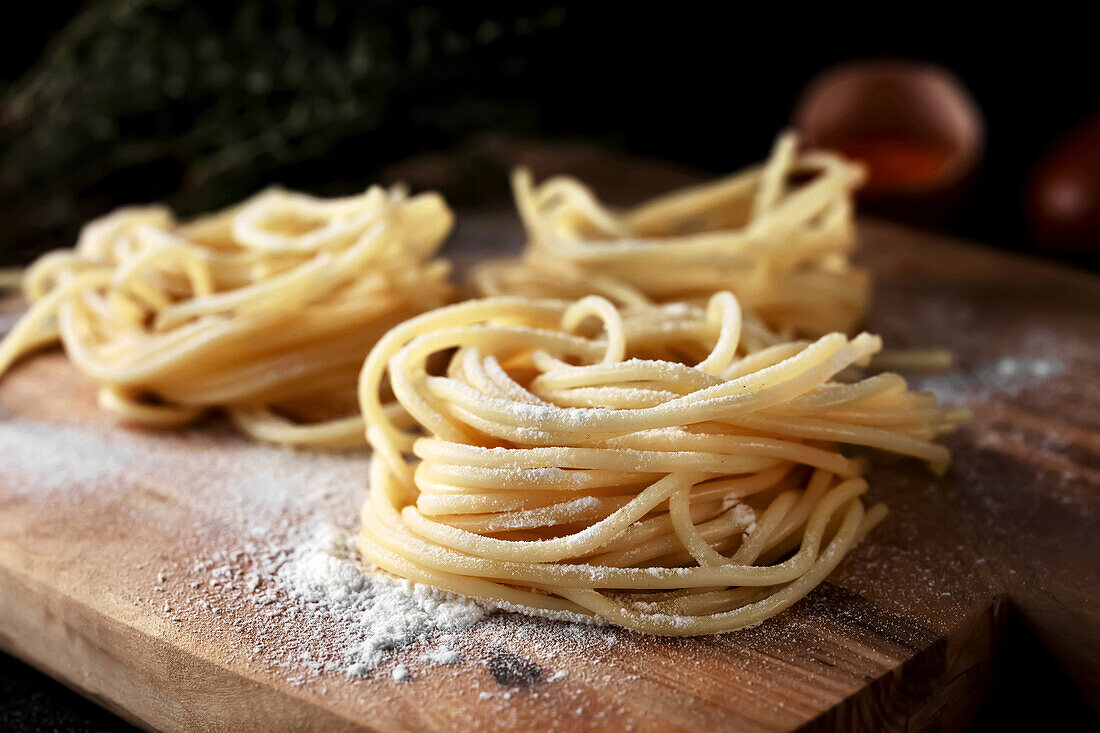 Nahaufnahme von rohen, hausgemachten Spaghetti