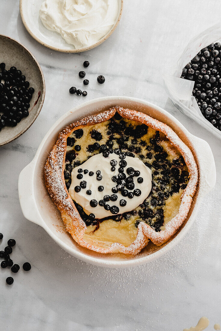 Dutch Baby mit Blaubeeren und Sahne