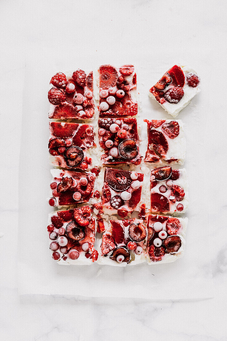 Joghurt-Eiskuchen mit weißer Schokolade und roten Früchten
