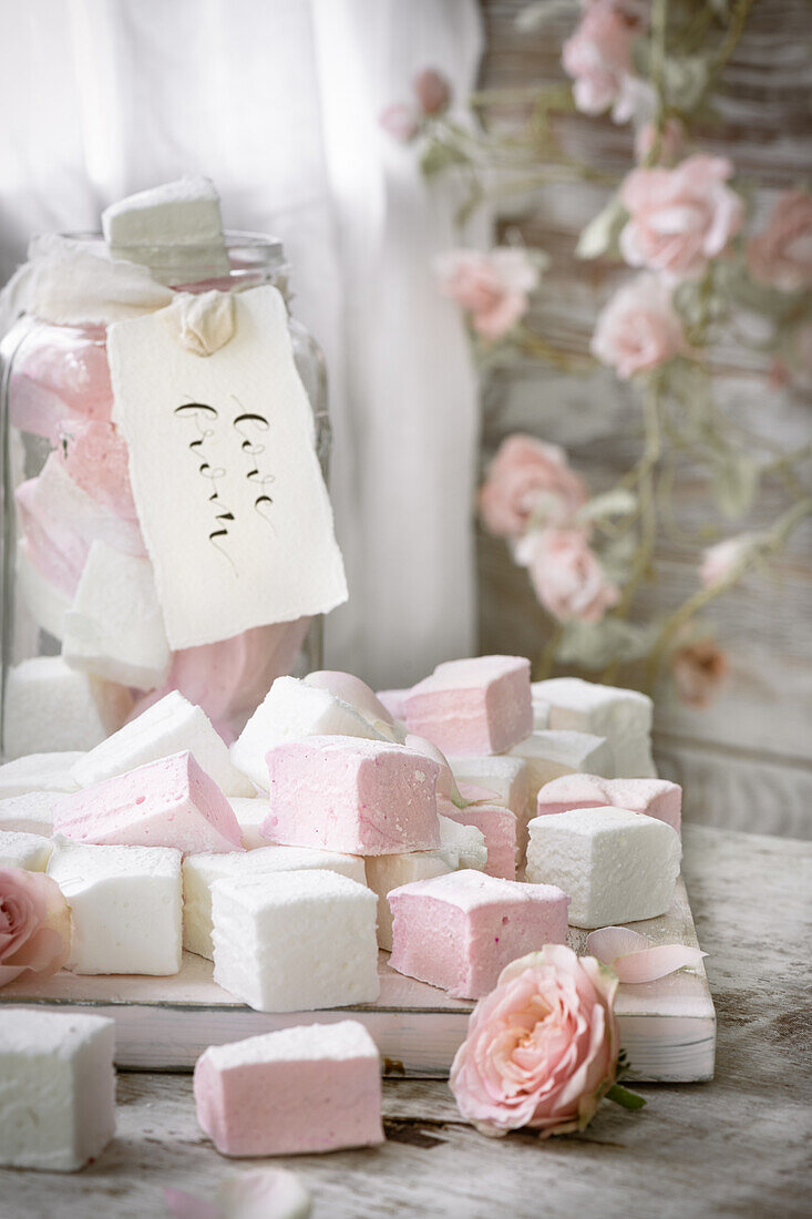 Hausgemachte rosa und weiße Marshmallows