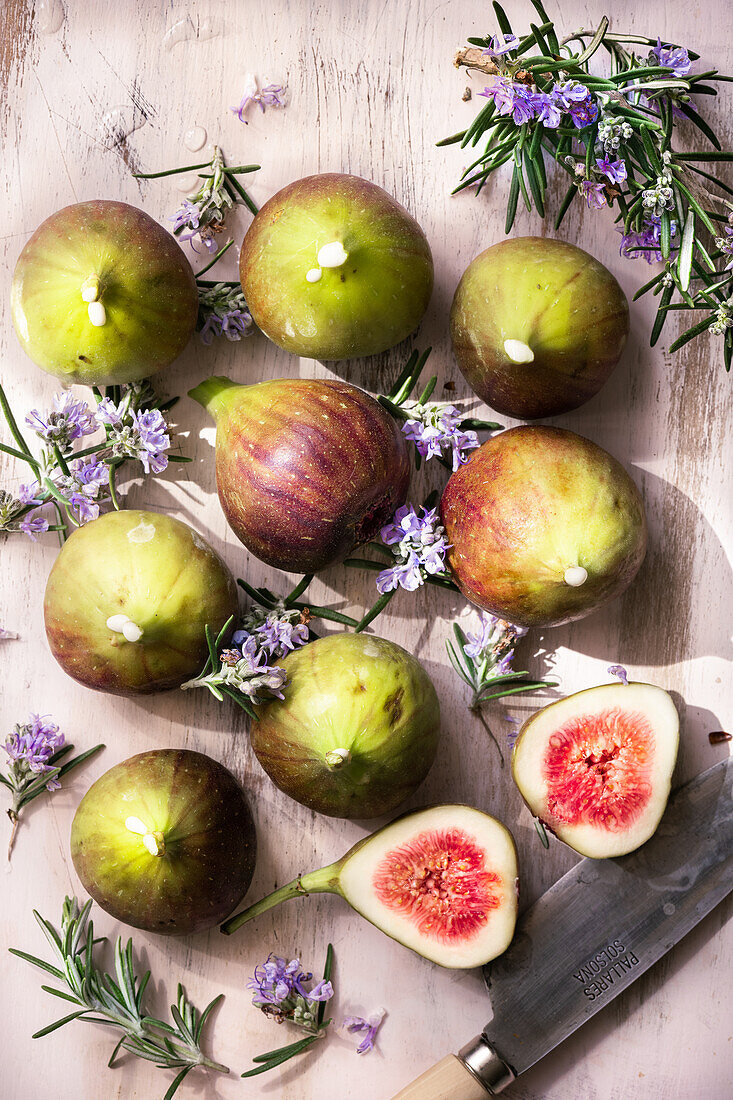 Frische Feigen und blühender Rosmarin