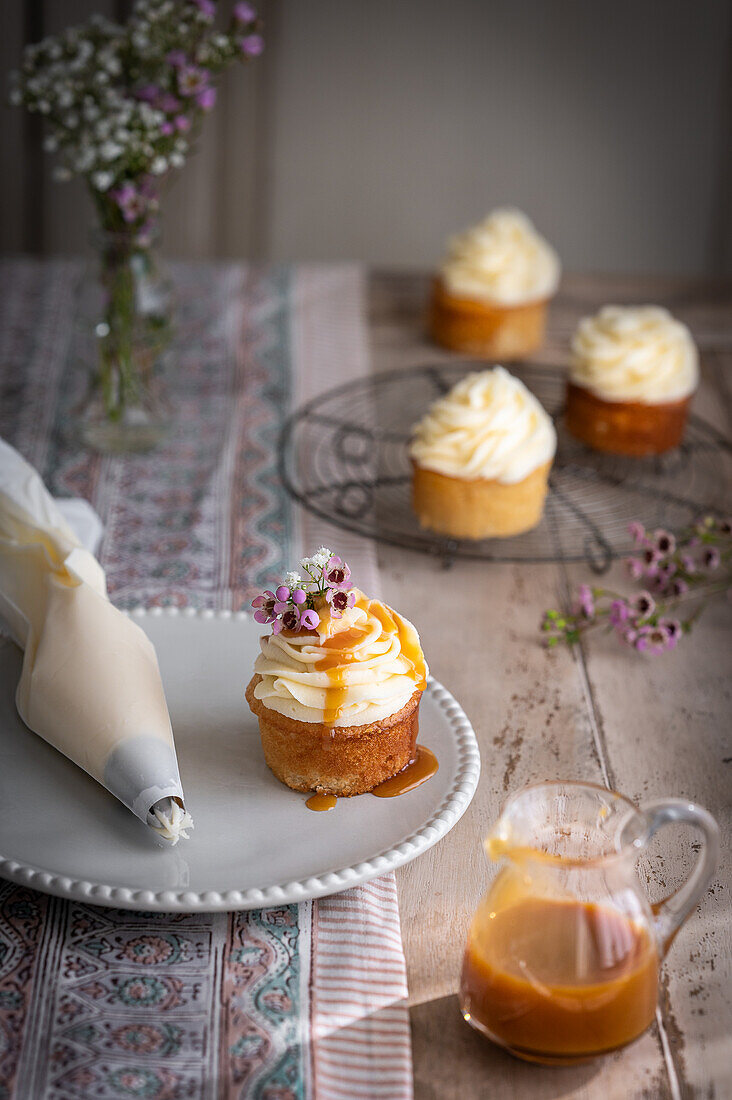 Cupcakes mit Vanillecreme und Salz-Karamell-Sauce