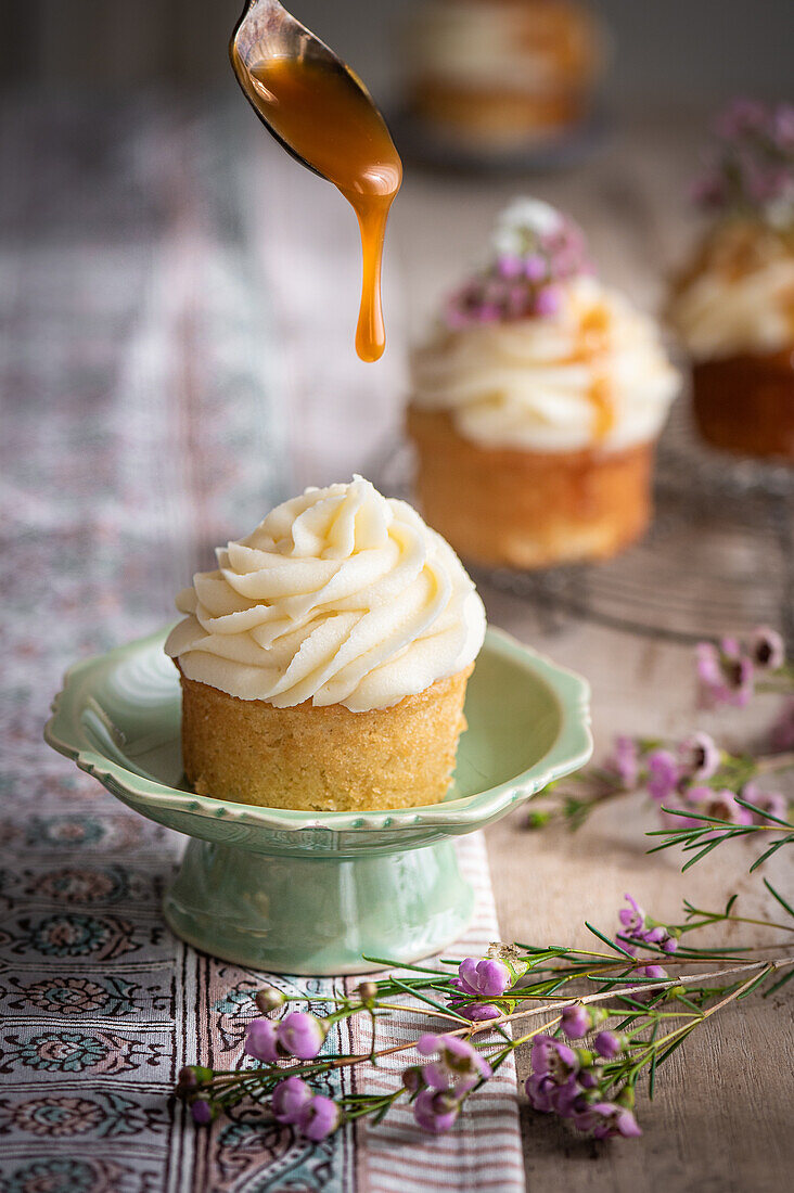 Cupcakes with vanilla cream and salted caramel sauce