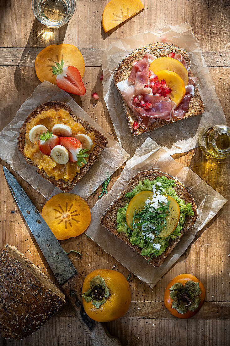 Sandwiches with persimmons and various toppings