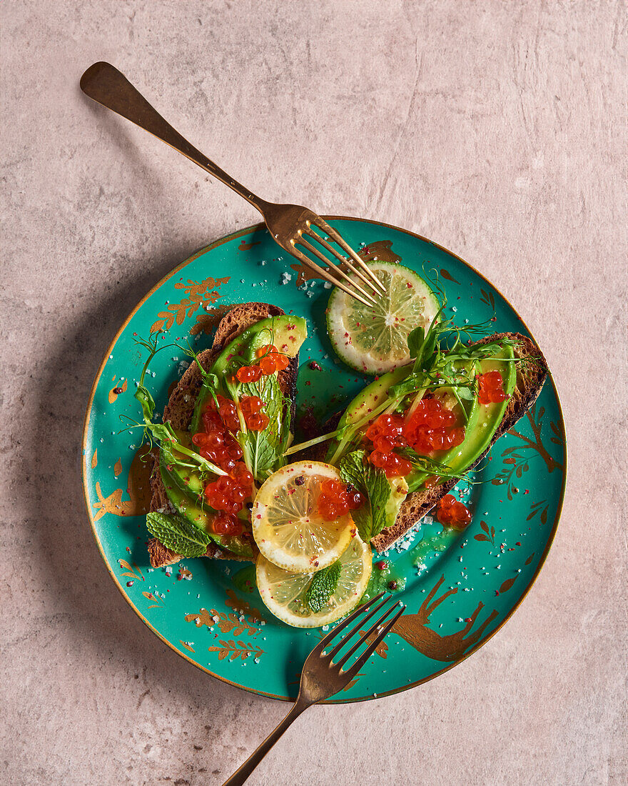 Röstbrot mit Avocado und Lachskaviar