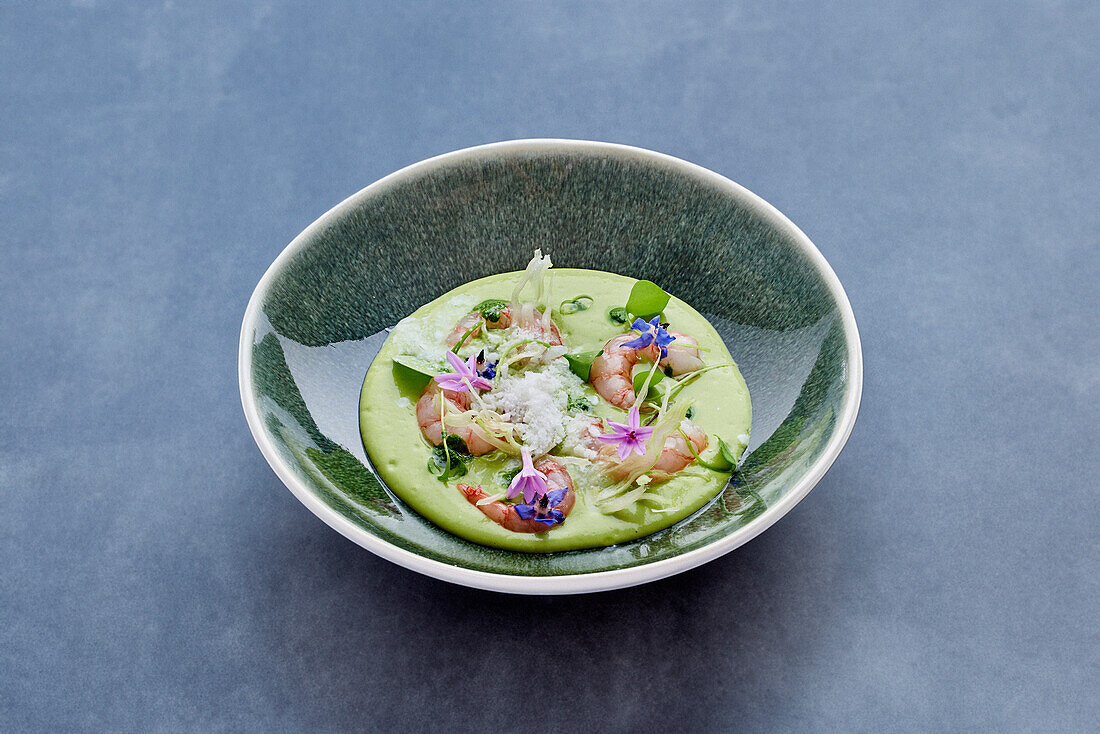 Kalte Avocadosuppe mit Garnelen