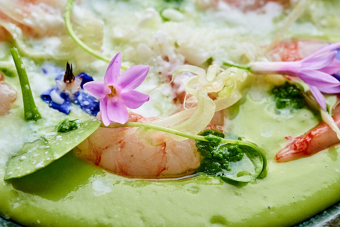 Cold avocado soup with prawns (close-up)
