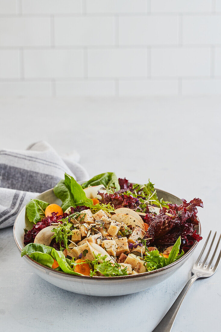 Veganer Wintersalat mit marinierten Knödelwürfeln