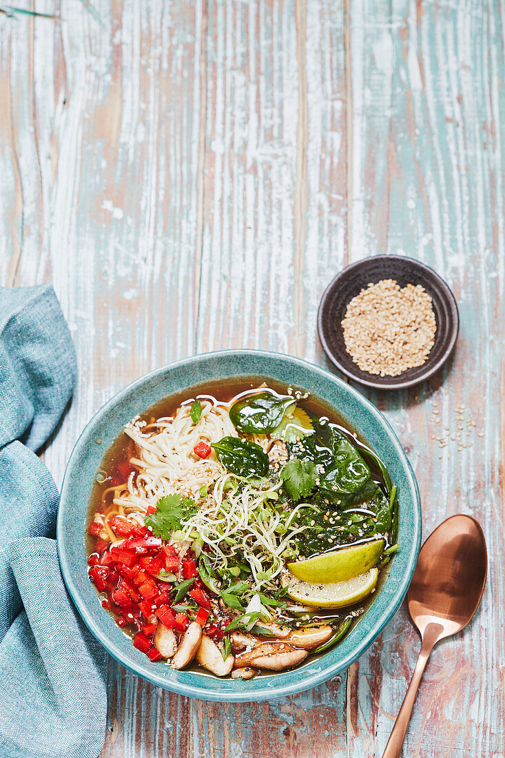 Veganer Sesam-Ramen mit Shiitakepilzen