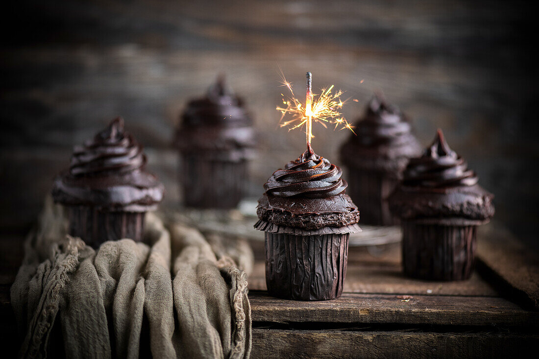 Schokoladen-Cupcakes mit Wunderkerze