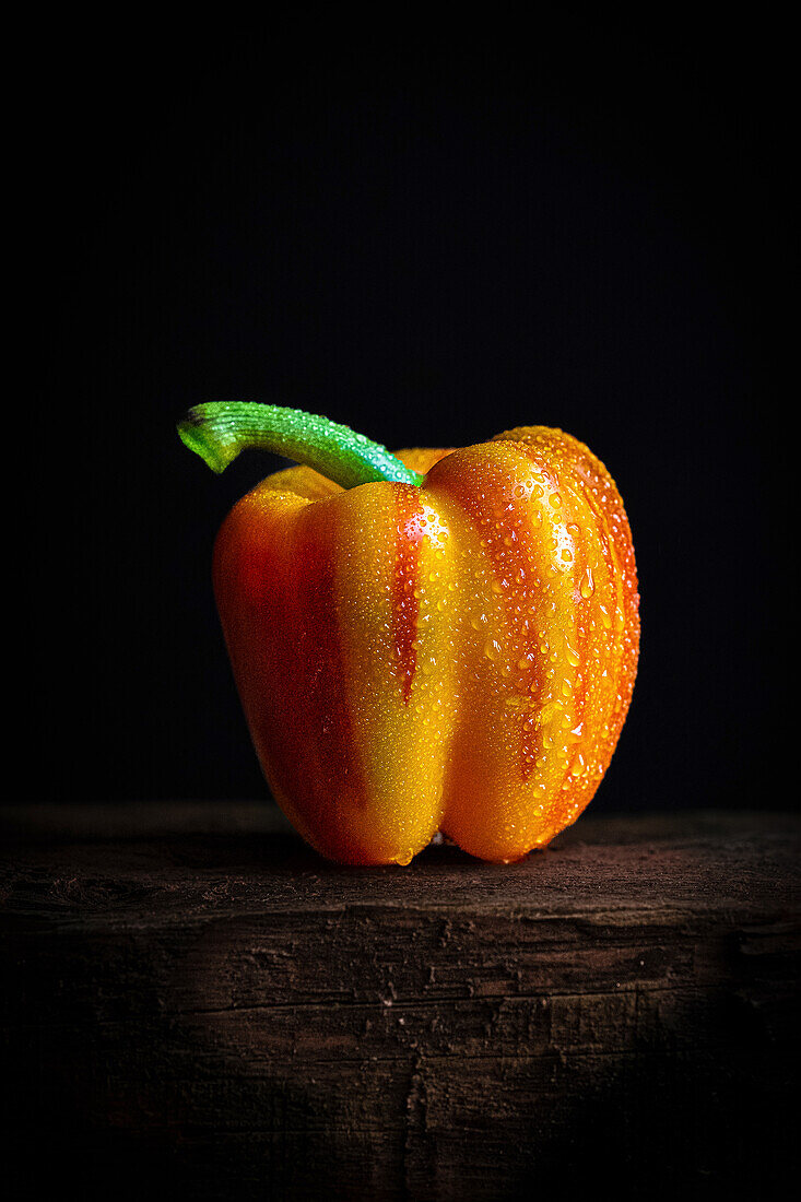 Orangefarbene Paprika mit roten Streifen
