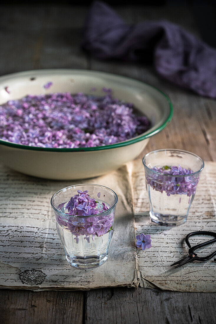 Flavoured water with violet blossoms