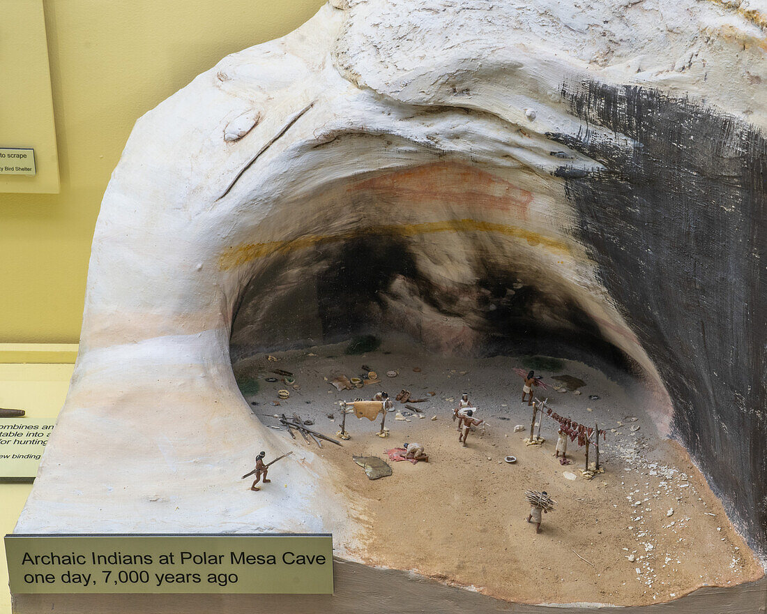 Diorama einer archaischen Höhlenbehausung im USU Eastern Prehistoric Museum in Price, Utah