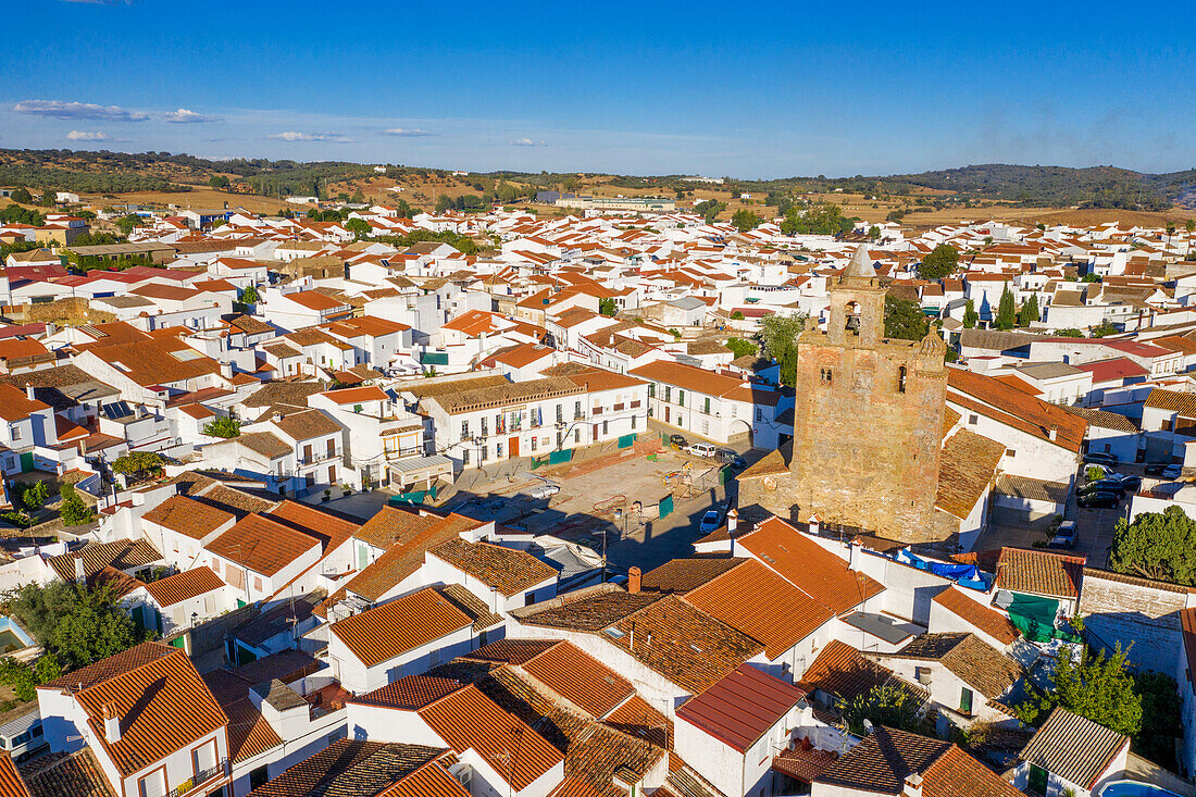 Luftaufnahme von Alanis, Provinz Sevilla, Andalusien, Spanien