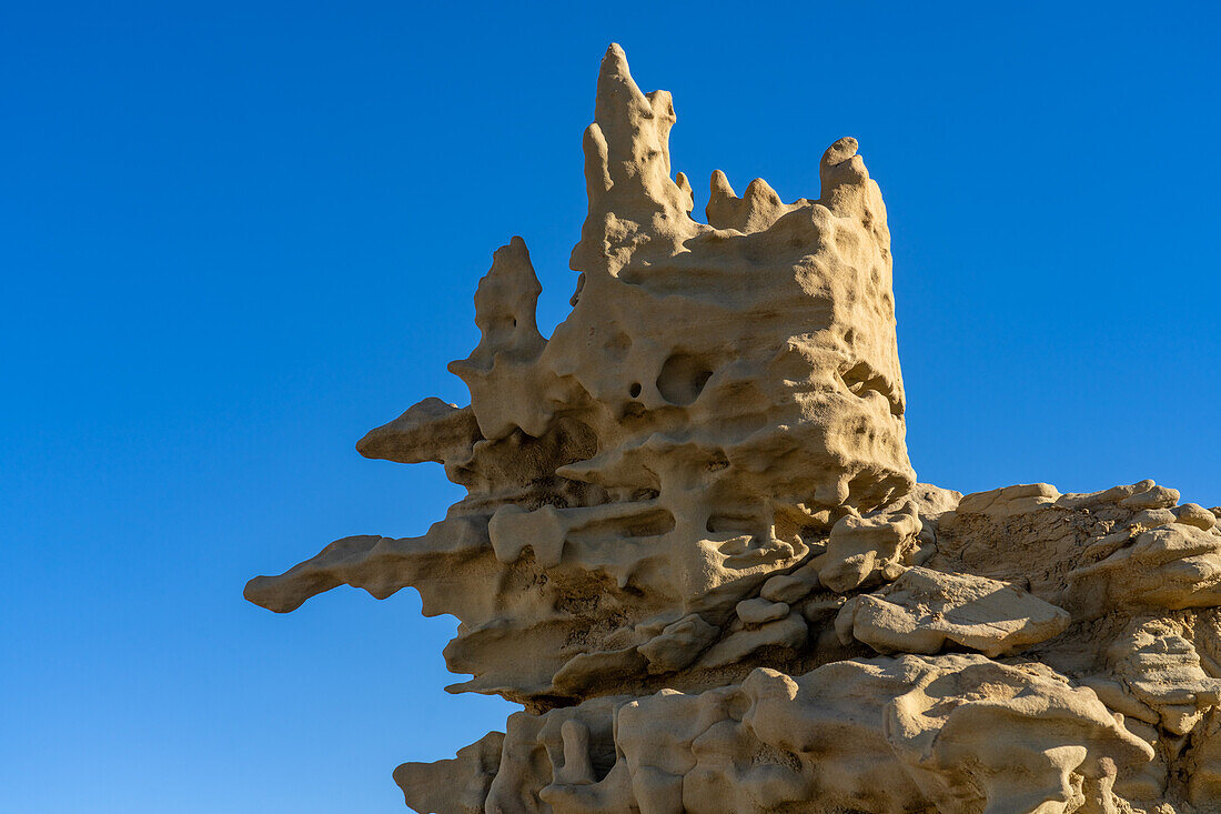 Die Hexe, eine der fantastisch erodierten Sandsteinformationen im Fantasy Canyon Recreation Site, in der Nähe von Vernal, Utah