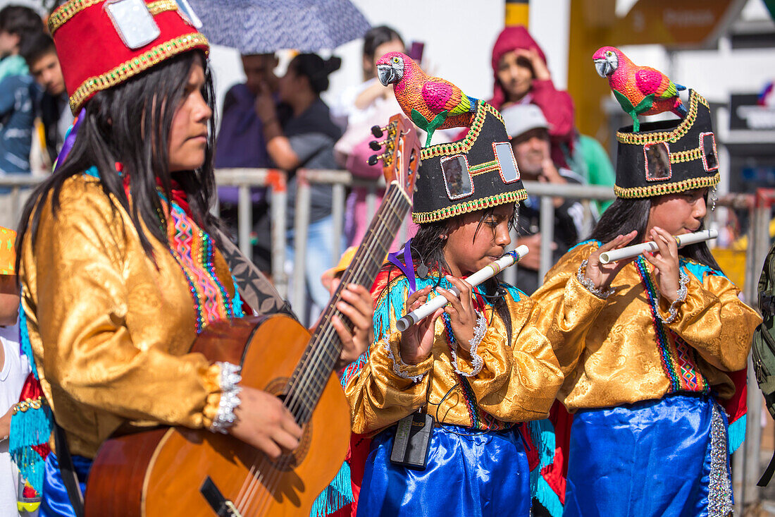 Der Negros y Blancos-Karneval in Pasto, Kolumbien, ist ein lebhaftes kulturelles Spektakel, das sich mit einem Übermaß an Farben, Energie und traditioneller Inbrunst entfaltet