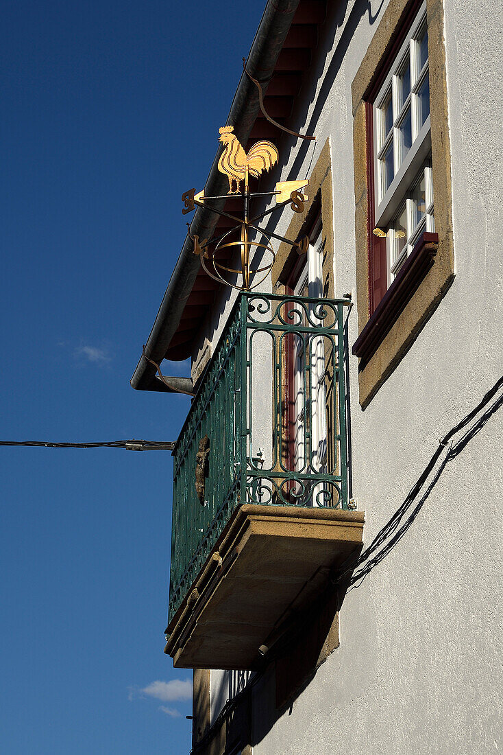 Windfahne auf einem Balkon in Pinhel, Portugal