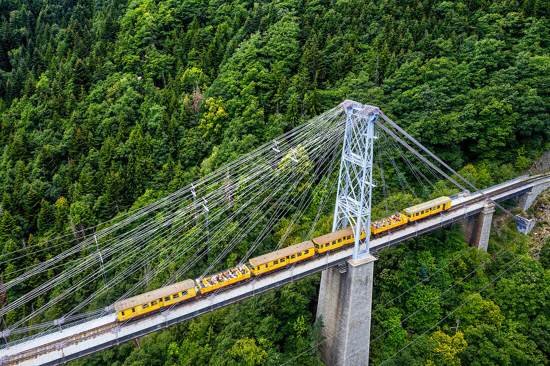 Luftaufnahme des Petit train jaune in der Hängebrücke bei Pont Gisclard zwischen Sauto und Planès, Frankreich