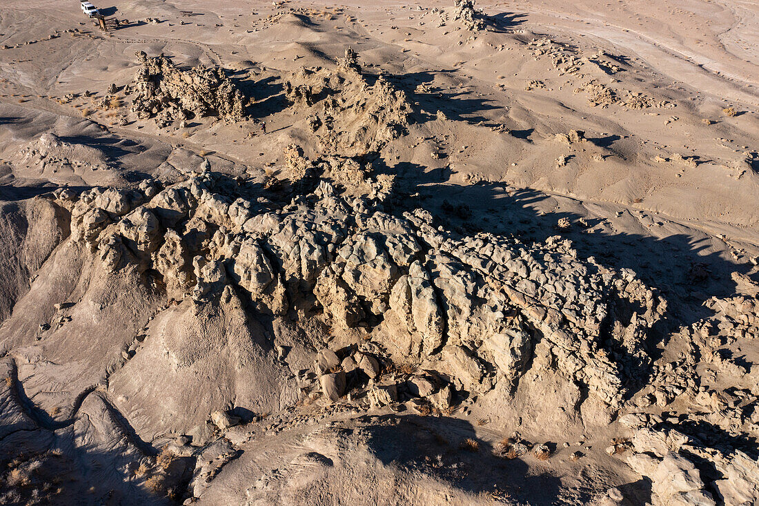 Ein Besucher in den fantastisch erodierten Sandsteinformationen in der Fantasy Canyon Recreation Site bei Vernal, Utah