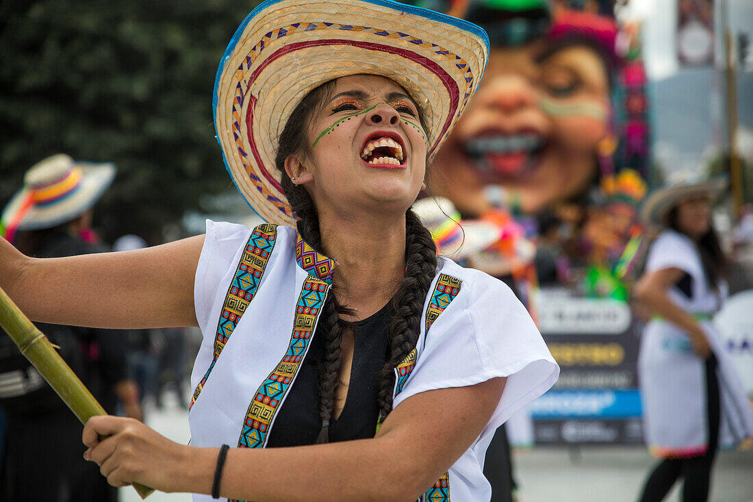 Der Karneval der "Negros y Blancos" in Pasto, Kolumbien, ist ein lebhaftes kulturelles Spektakel, das sich mit einem Übermaß an Farben, Energie und traditioneller Inbrunst entfaltet