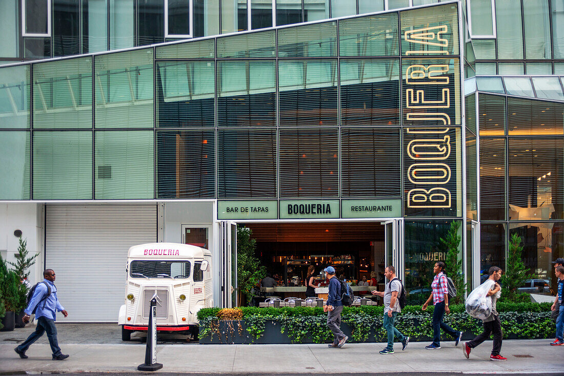 Boqueria Tapas-Bar mit Menschen in Manhattan, New York City, USA