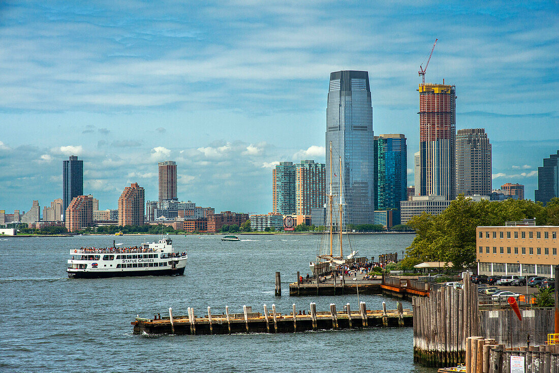 Das touristische Vergnügungsschiff Miss Freedom der Statue Cruises Linie passiert Lower Manhattan im Hafen von New York