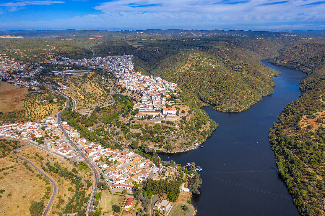 Luftaufnahme des Hornachuelos-Stausees und des Dorfes, Provinz Cordoba, Andalusien, Südspanien